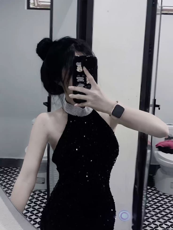 Gái trẻ tự tin chụp ảnh selfie trong gương với váy đen sequin