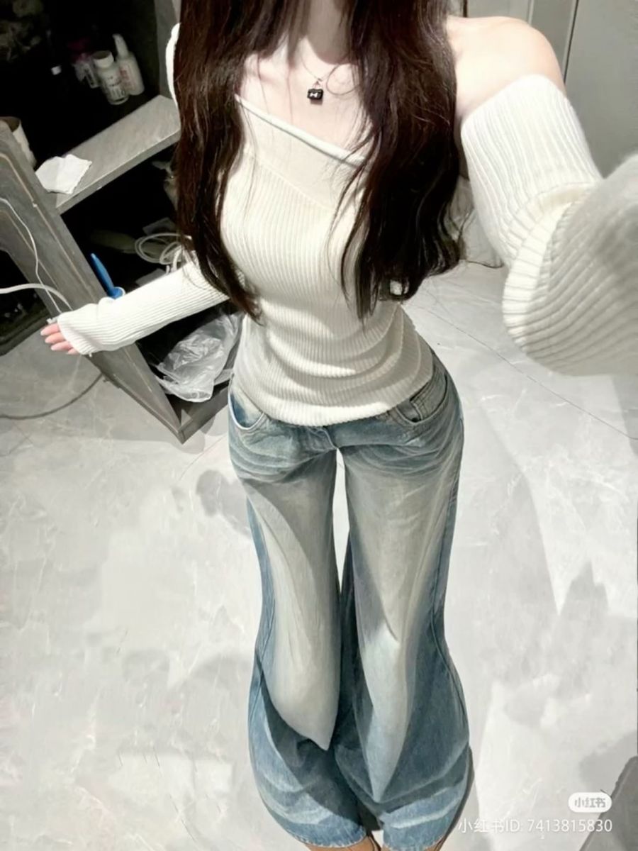 Gái trẻ tự tin trong áo croptop trắng và quần jeans rộng