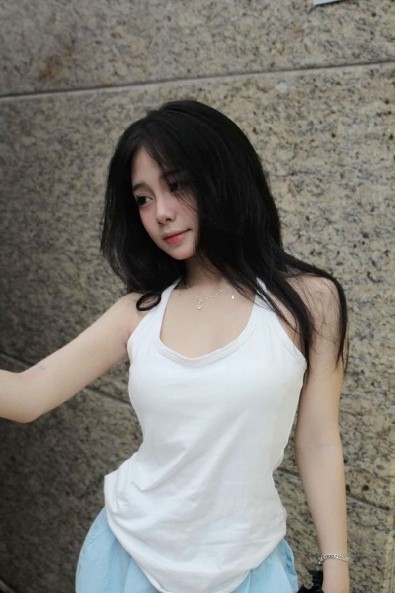 Gái trẻ tự tin với áo thun trắng và quần shorts xanh