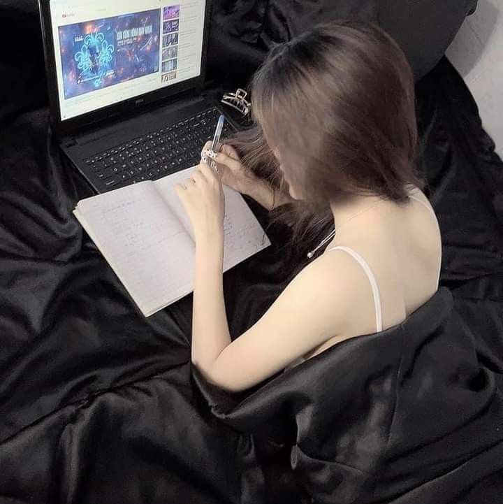 Gái xinh bên laptop trong không gian phòng tối