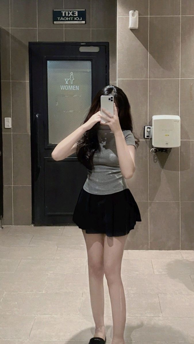 Gái xinh chụp ảnh selfie trong gương phòng vệ sinh