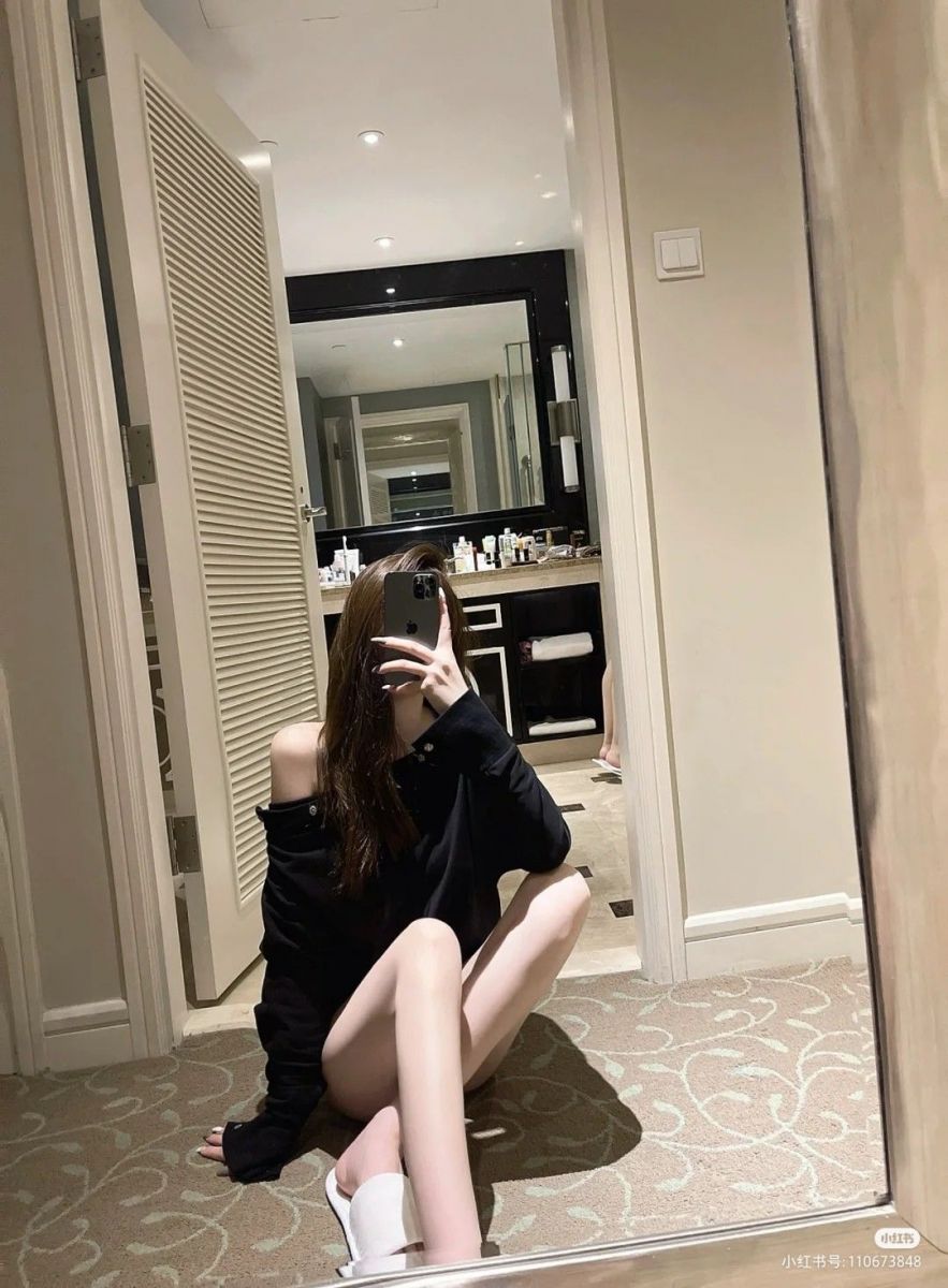 Gái xinh chụp ảnh selfie trong phòng tắm sang trọng