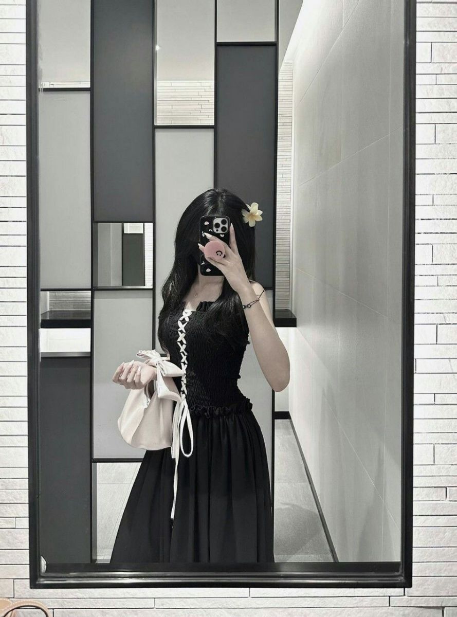 Gái xinh chụp ảnh selfie với áo crop top và chân váy đen