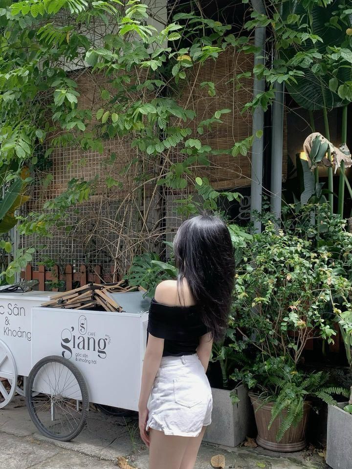 Gái xinh cởi áo thun giữa không gian cây cối xanh