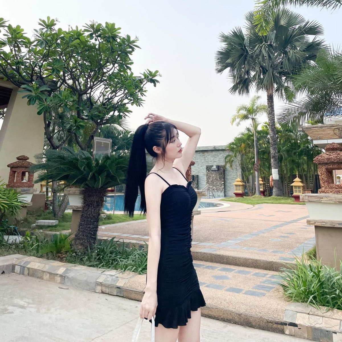 Gái xinh cởi trong bộ đồ đen tại khu vực ngoài trời
