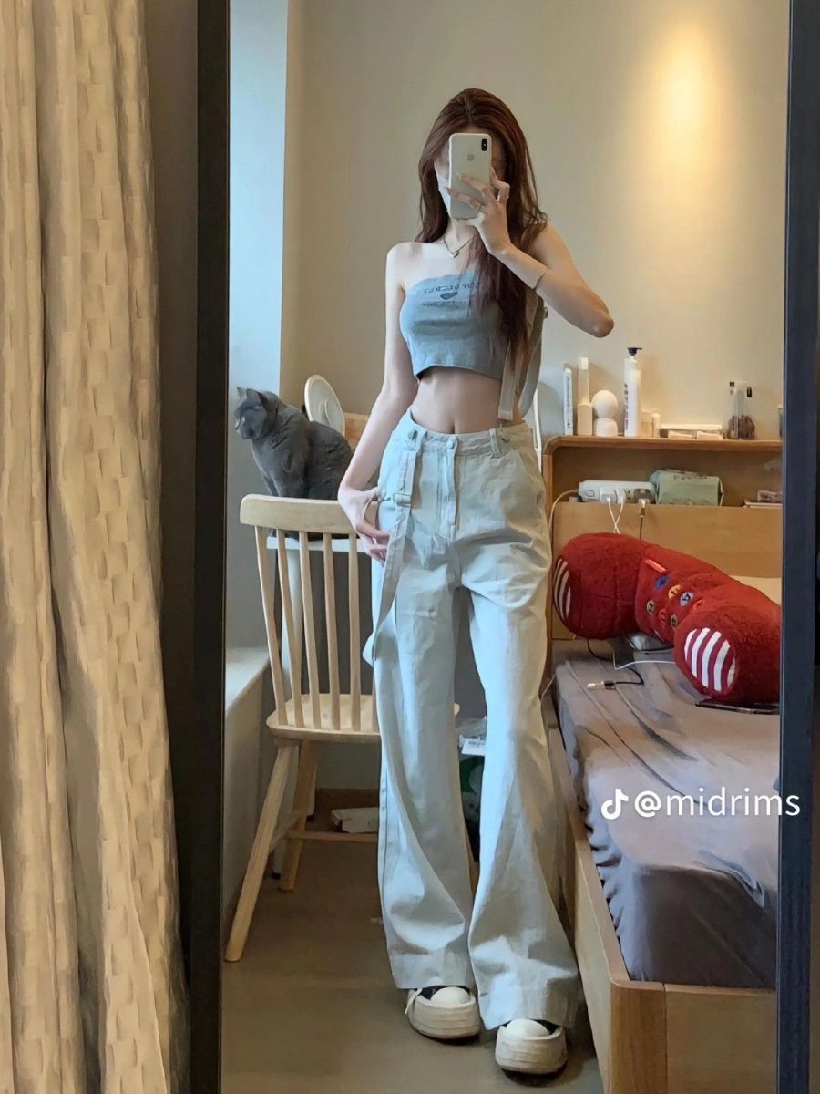 Gái xinh đang ngủ trong phòng ngủ ấm cúng