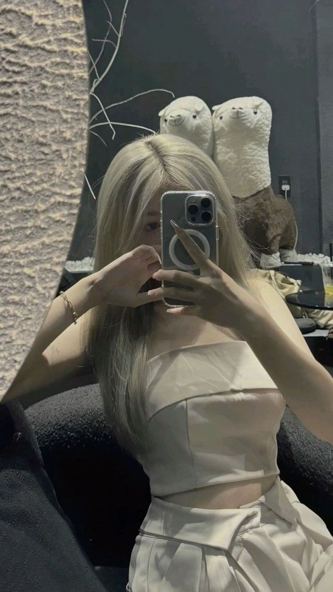 Gái xinh dễ thương trong bộ ảnh selfie tại quán cà phê