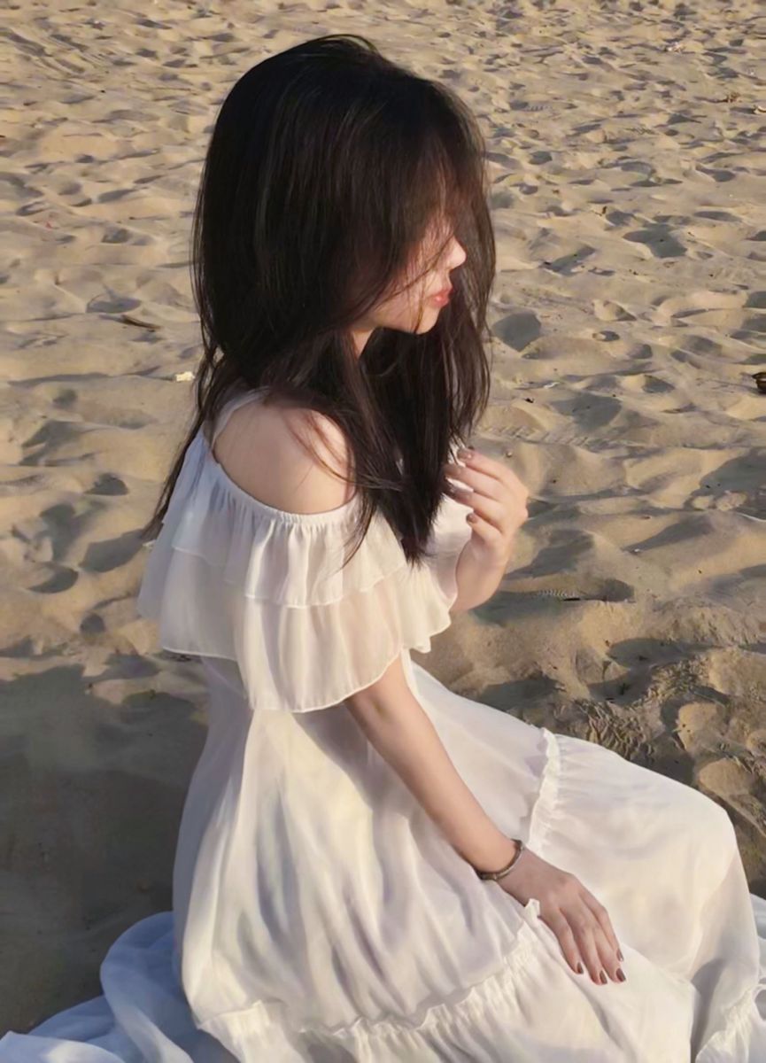 Gái xinh đeo kính bên bờ biển với váy trắng