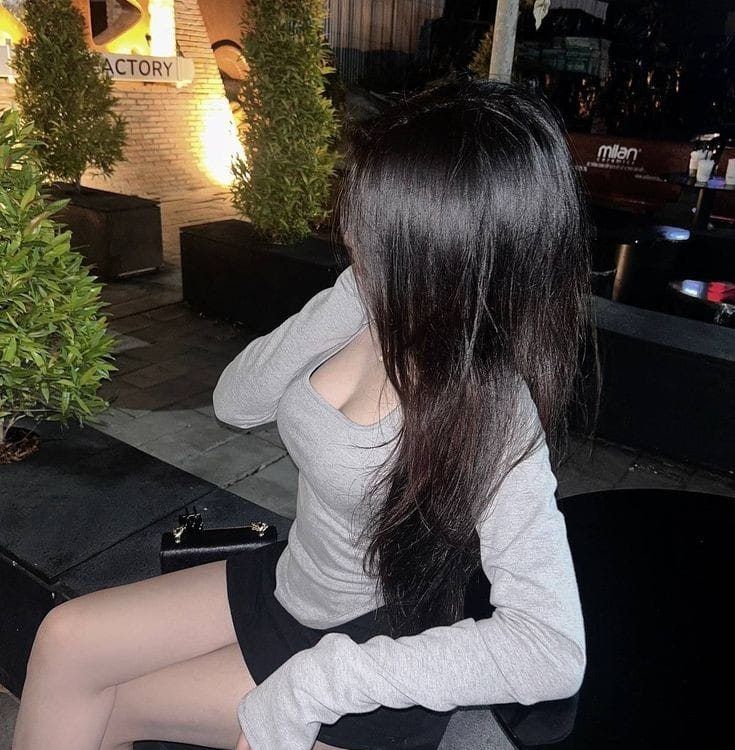 Gái xinh đeo kính ngầu ngồi trong quán cafe đêm