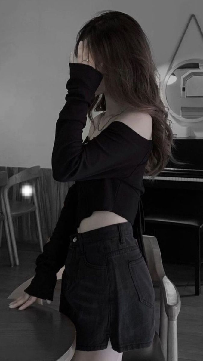 Gái xinh diện áo crop top đen và quần shorts đen tại quán cà phê
