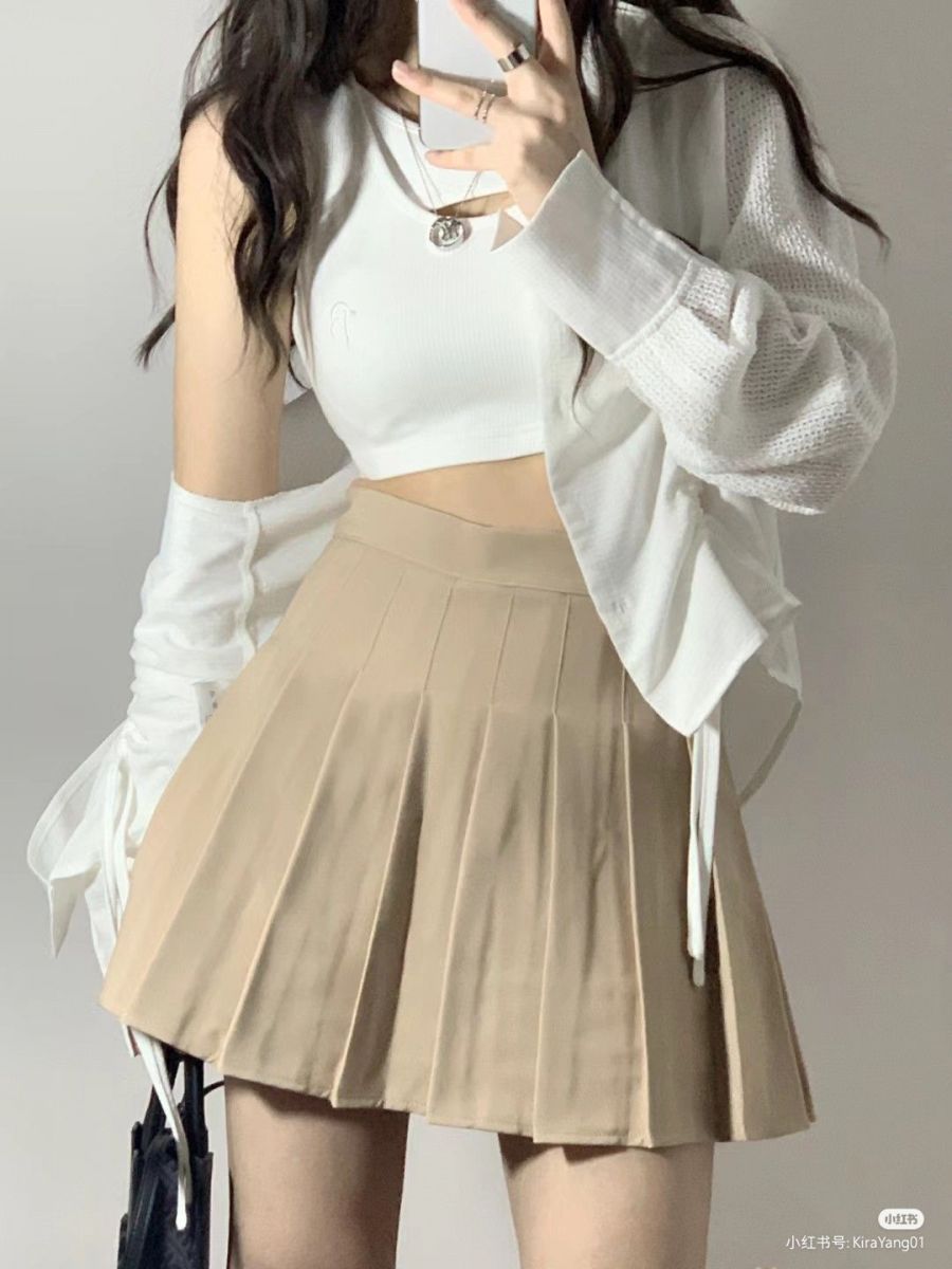 Gái xinh diện áo crop top trắng và chân váy xòe màu be