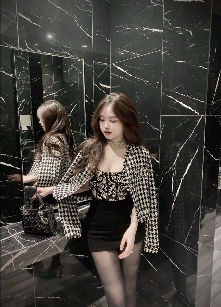 Gái xinh diện áo crop top và cardigan trong phòng tắm sang trọng