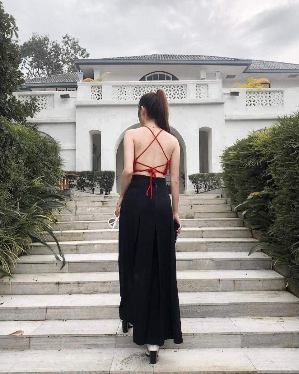 Gái xinh diện áo croptop đỏ và chân váy đen đầy cuốn hút