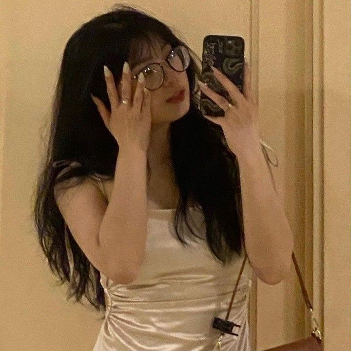 Gái xinh diện áo d sleeveless màu trắng chụp ảnh selfie đẹp