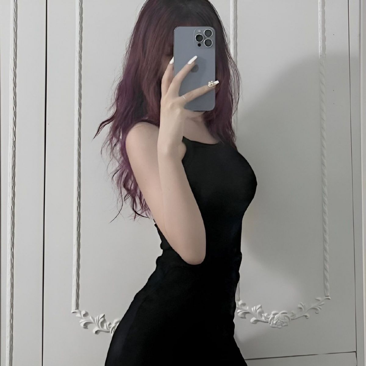 Gái xinh diện áo đen chụp selfie tự tin trước gương