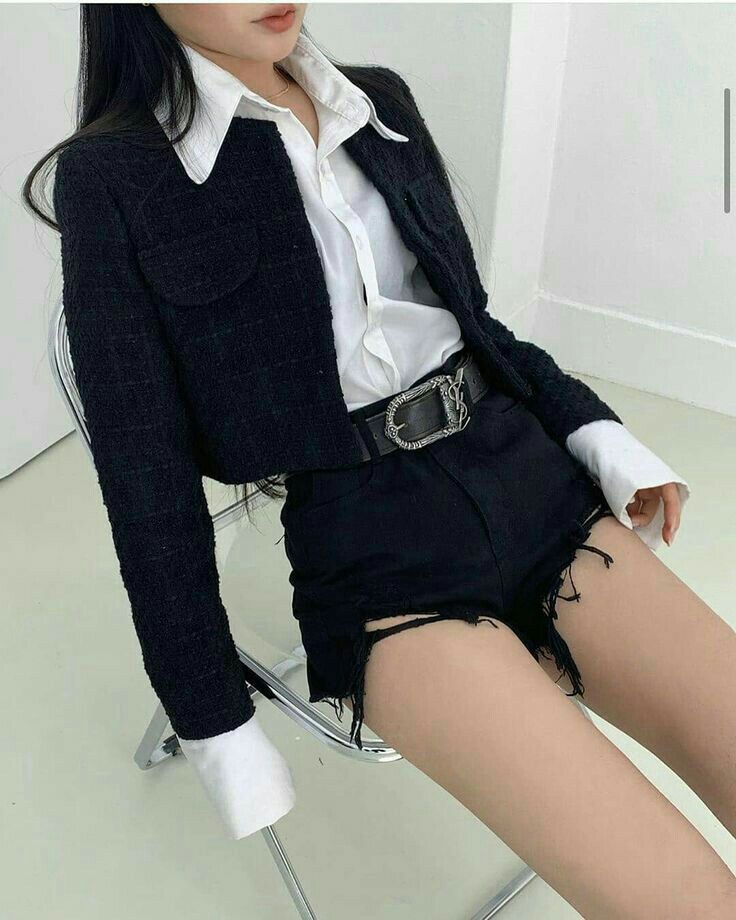 Gái xinh diện áo khoác đen và sơ mi trắng với quần shorts đen