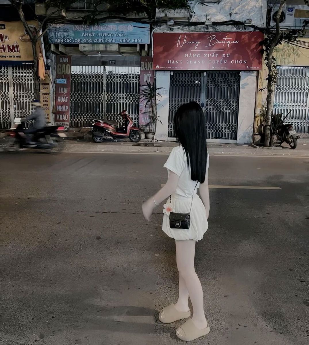 Gái xinh diện áo phông trắng cùng quần short màu sắc rực rỡ