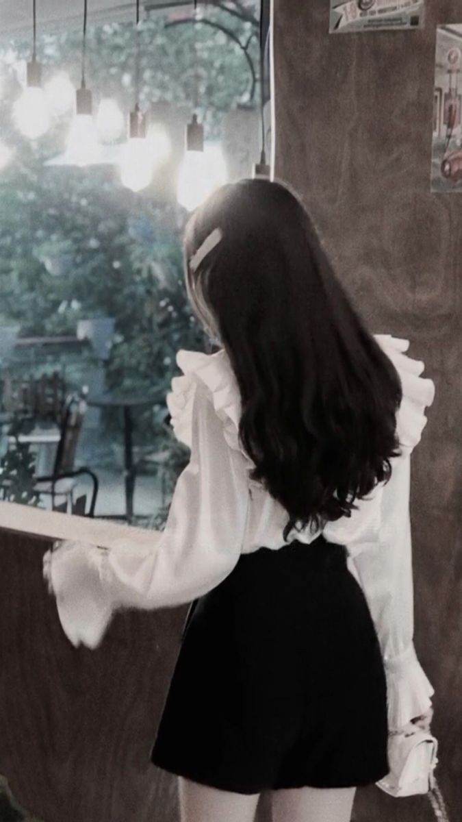 Gái xinh diện áo sơ mi trắng cùng quần shorts đen