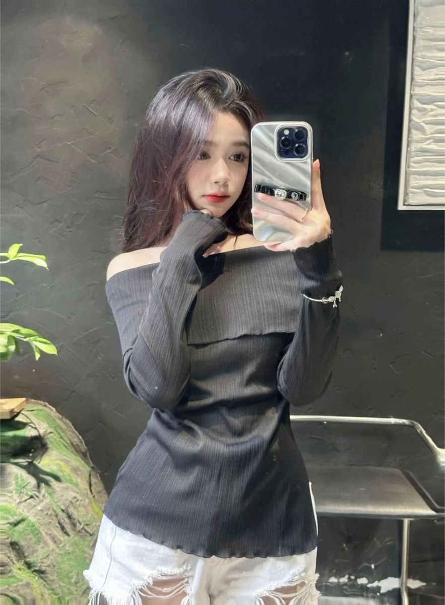 Gái xinh diện áo tay dài màu đen và quần shorts trắng