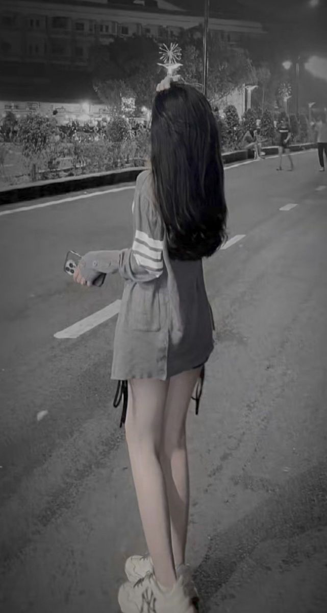 Gái xinh diện áo thun oversized trên phố