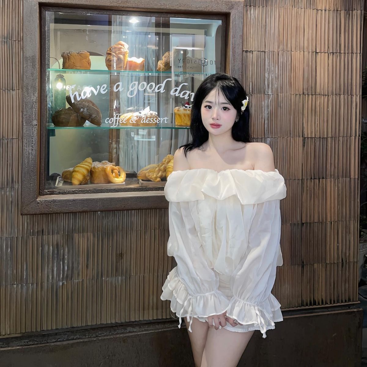 Gái xinh diện áo trắng xòe trước quán cà phê