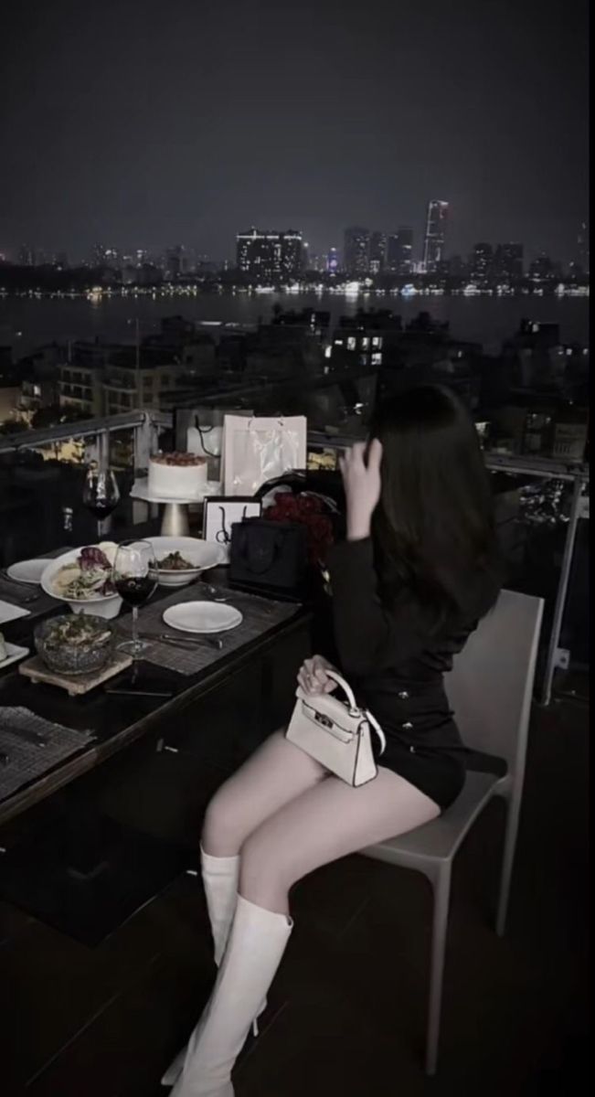 Gái xinh diện bộ đồ bùng ngồi thư giãn tại nhà hàng sang trọng