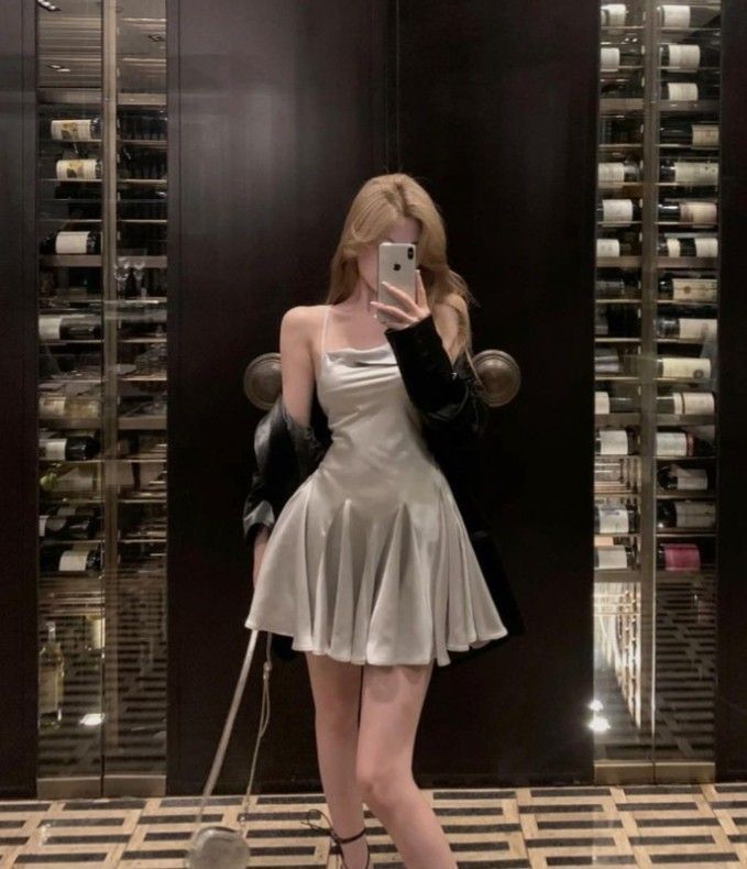 Gái xinh diện đầm ngắn màu bạc tạo dáng selfie sang chảnh