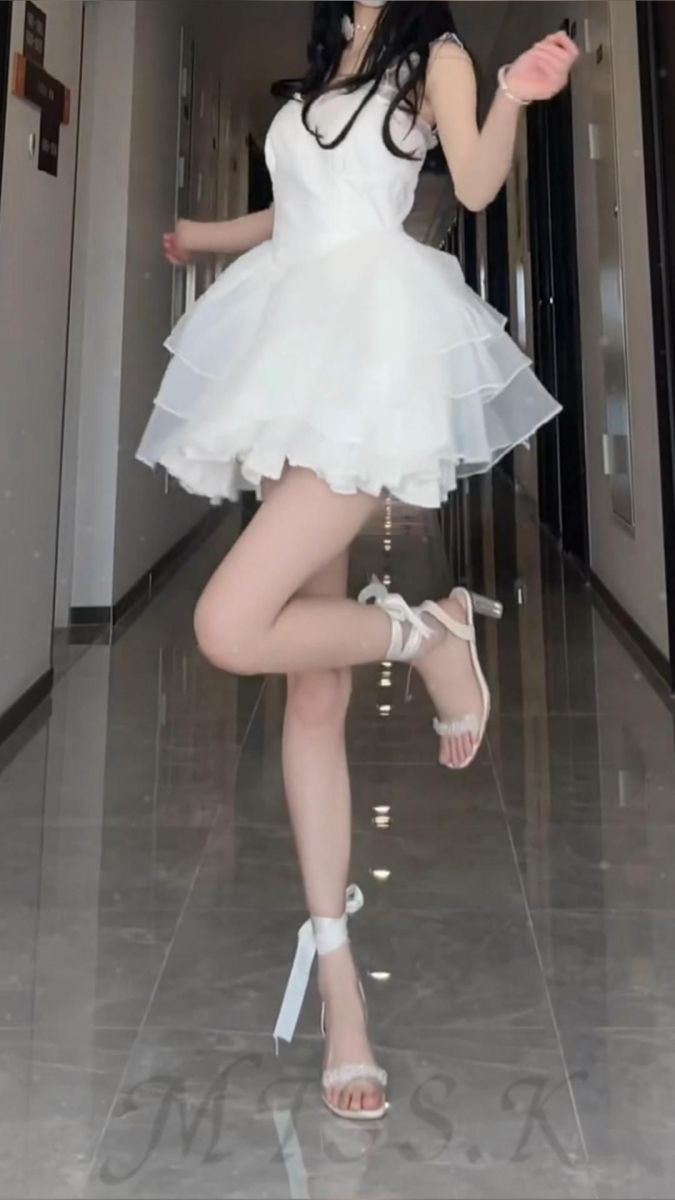 Gái xinh diện đầm trắng quyến rũ ở hành lang khách sạn