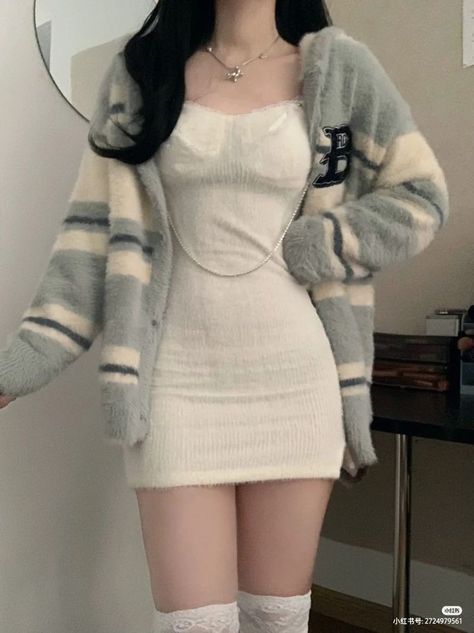 Gái xinh diện đầm trắng và áo cardigan sóng dập trong phong cách tự tin