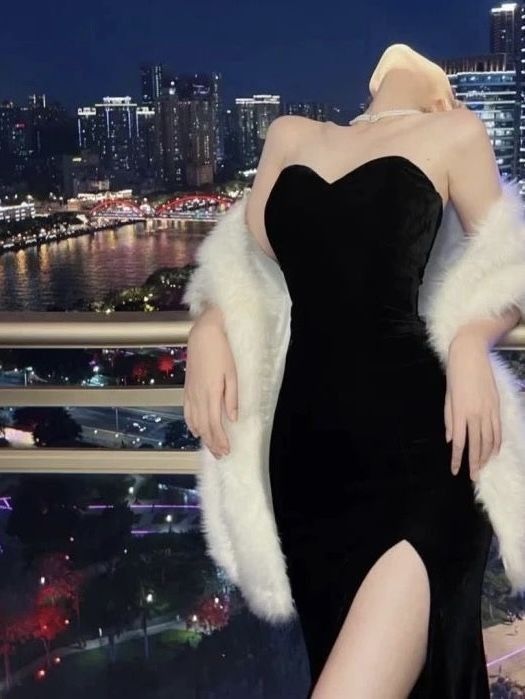Gái xinh diện váy đen ôm sát và áo lông trắng quyến rũ