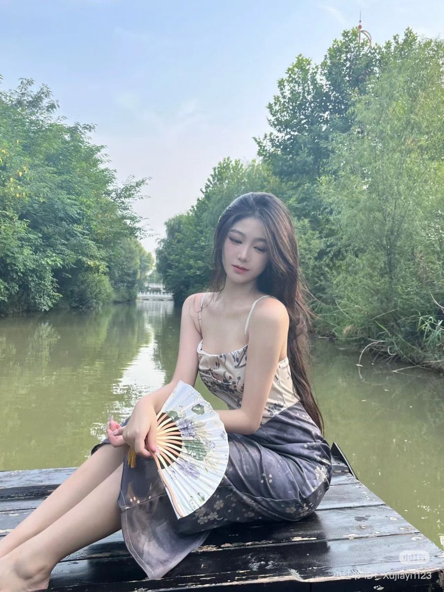 Gái xinh duyên dáng trong bộ đầm hai dây bên dòng nước cam quýt