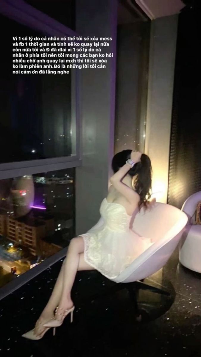 Gái xinh duyên dáng trong váy trắng ngồi bên cửa sổ