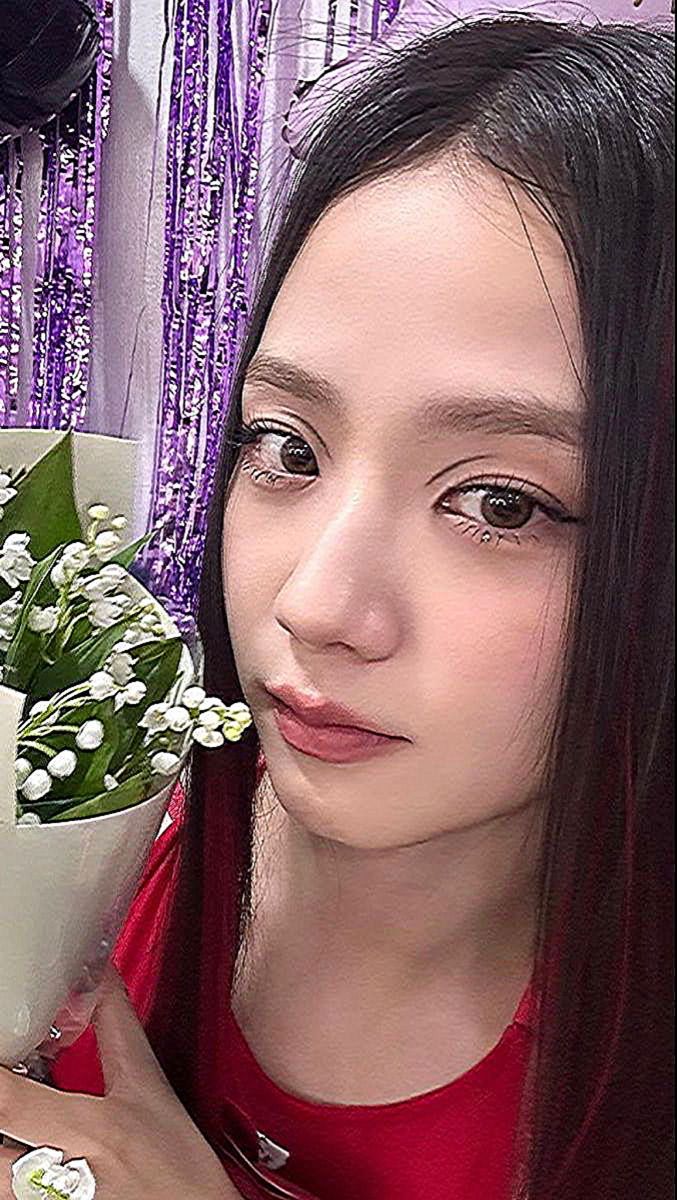 Gái xinh không mặc áo đỏ cam giữa không gian trang trí màu tím