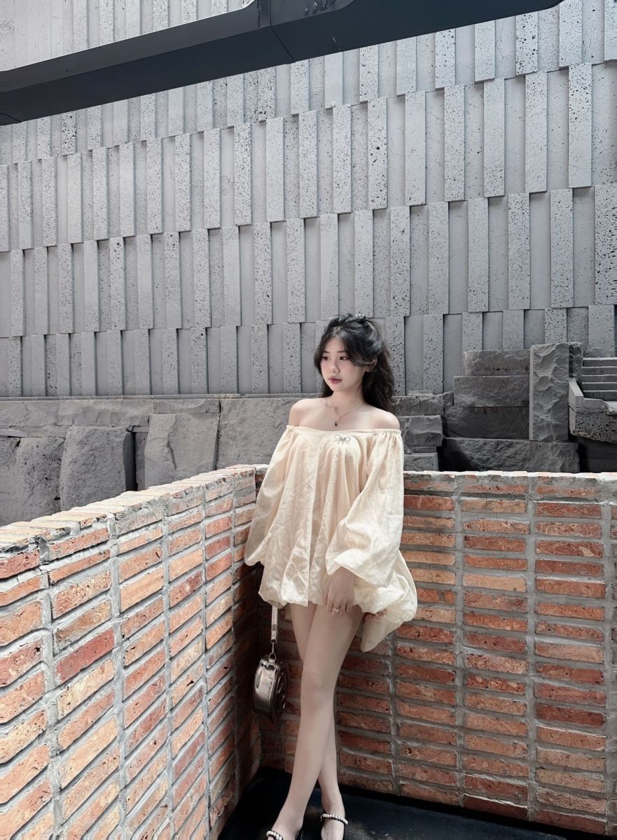 Gái xinh không mặc áo giữa không gian nội thất hiện đại