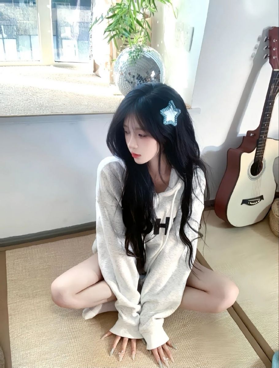 Gái xinh không mặc áo hoodie màu xám tự tin khoe dáng