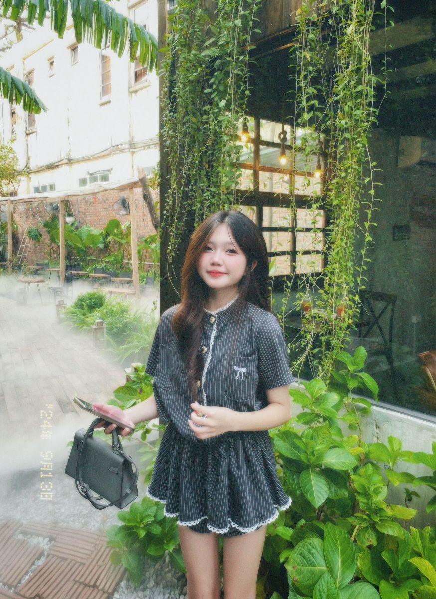 Gái xinh không mặc áo sơ mi kẻ sọc và chân váy ngắn
