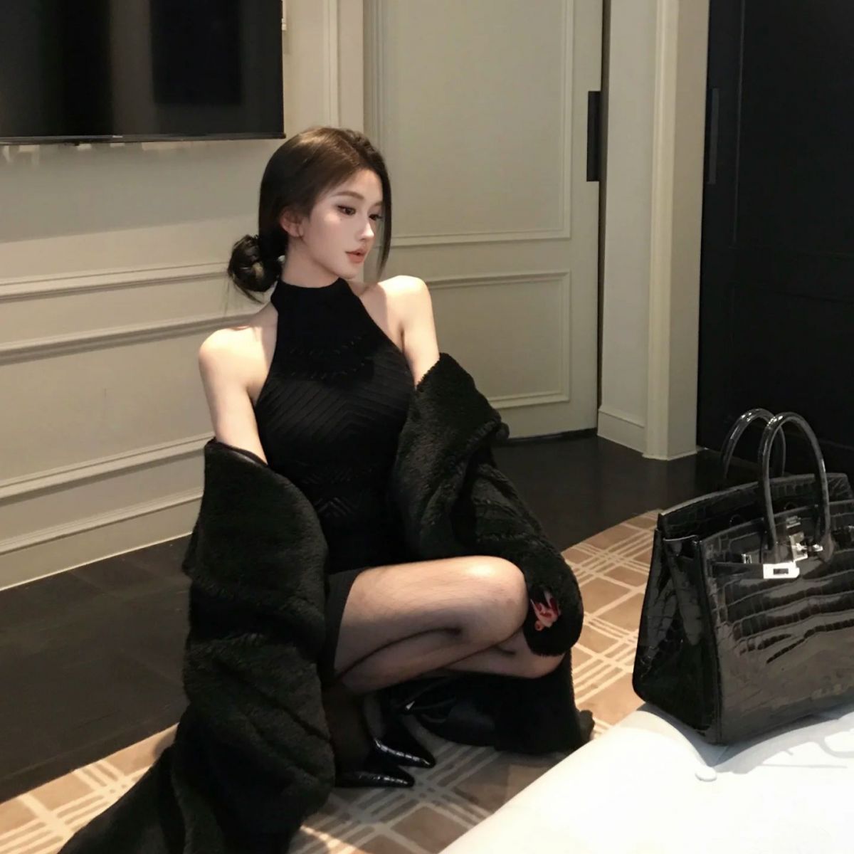 Gái xinh không mặc áo trong trang phục độc đáo
