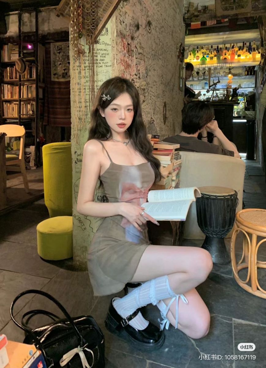 Gái xinh không mặc đồ đọc sách trong quán cà phê