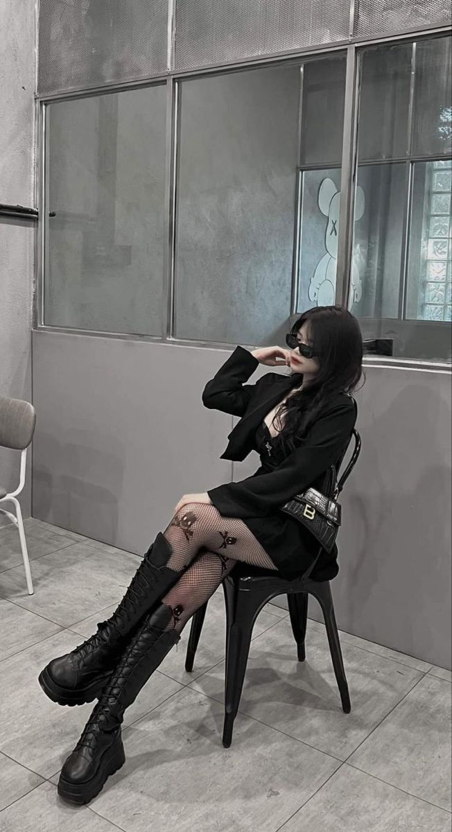 Gái xinh không mặc đồ với áo khoác ngắn và chân váy độc đáo