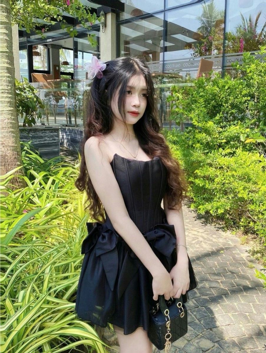 Gái xinh không mặc j giữa không gian xanh mát
