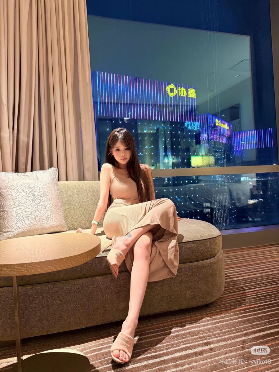 Gái xinh không mặc j trong không gian sang trọng