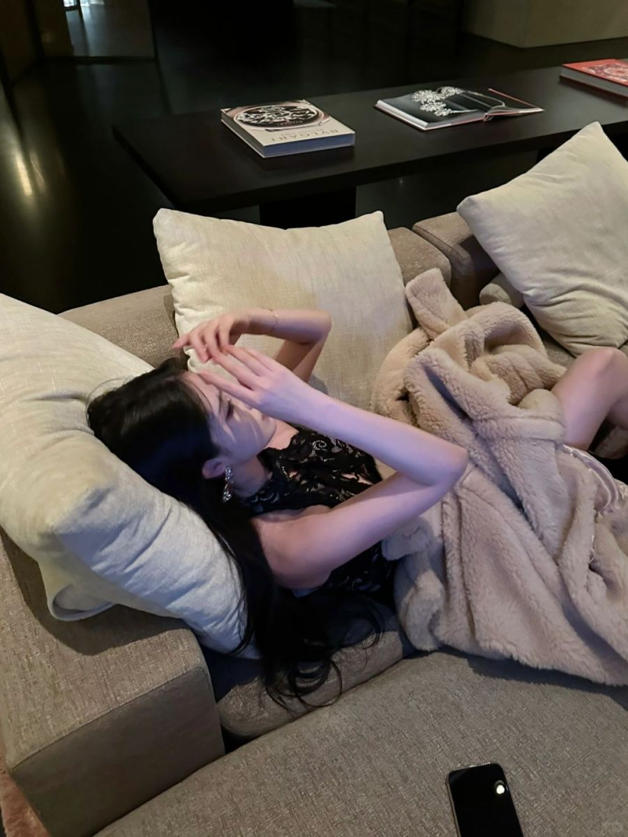 Gái xinh không mặc nội y trên sofa đẹp