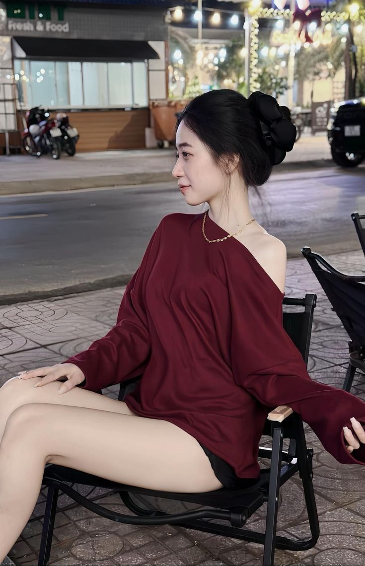Gái xinh không mặc quần áo - Áo oversized màu đỏ và quần ngắn