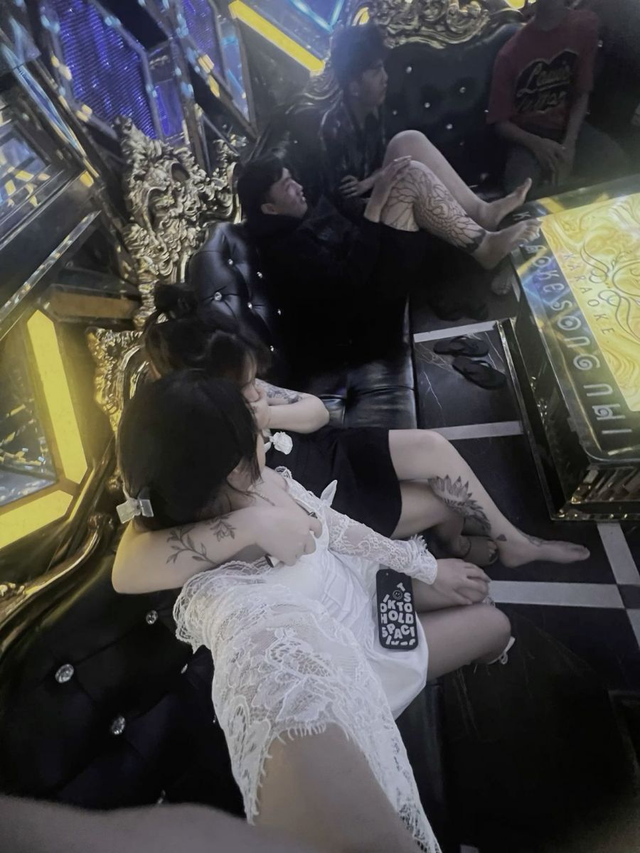 Gái xinh không mặc quần áo trên sofa sang trọng