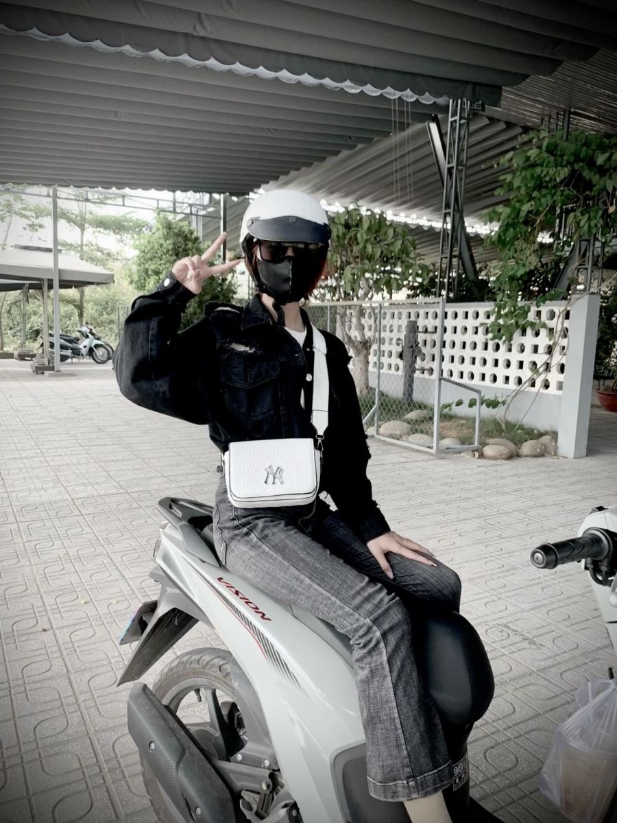 Gái xinh không mặc quần áo trên xe máy tạo dáng ấn tượng