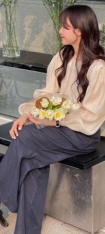 Gái xinh không mặc quần áo trong bộ blouse và quần dài thời trang