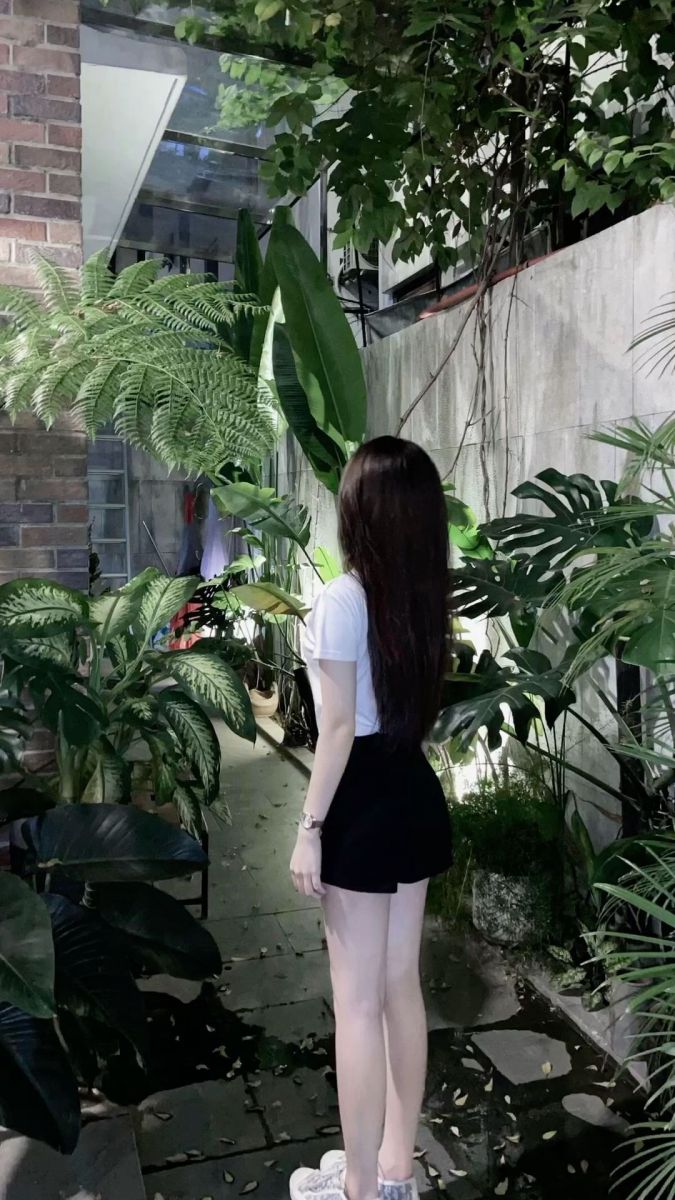 Gái xinh không mặc quần áo trong khu vườn xanh tươi