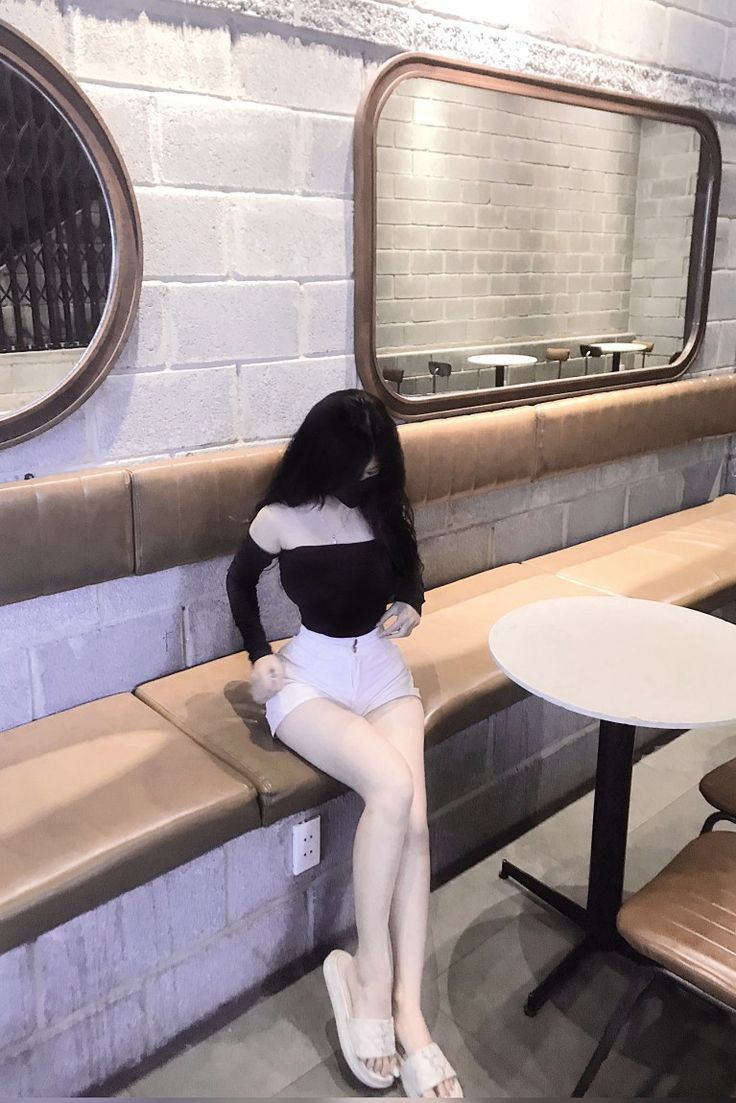 Gái xinh không mặc quần áo trong quán cà phê