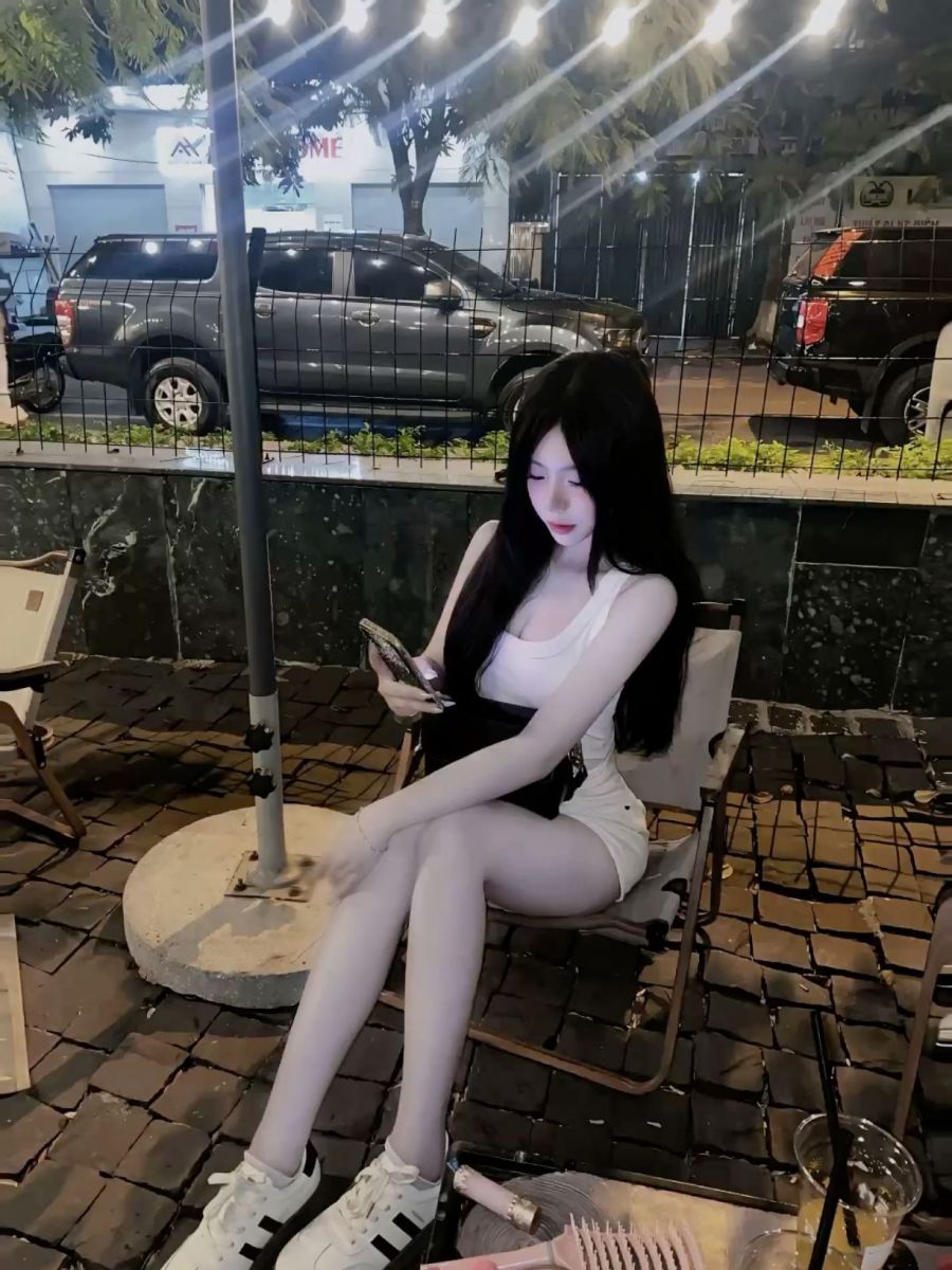 Gái xinh không mặc quần áo, tự tin tạo dáng trên ghế