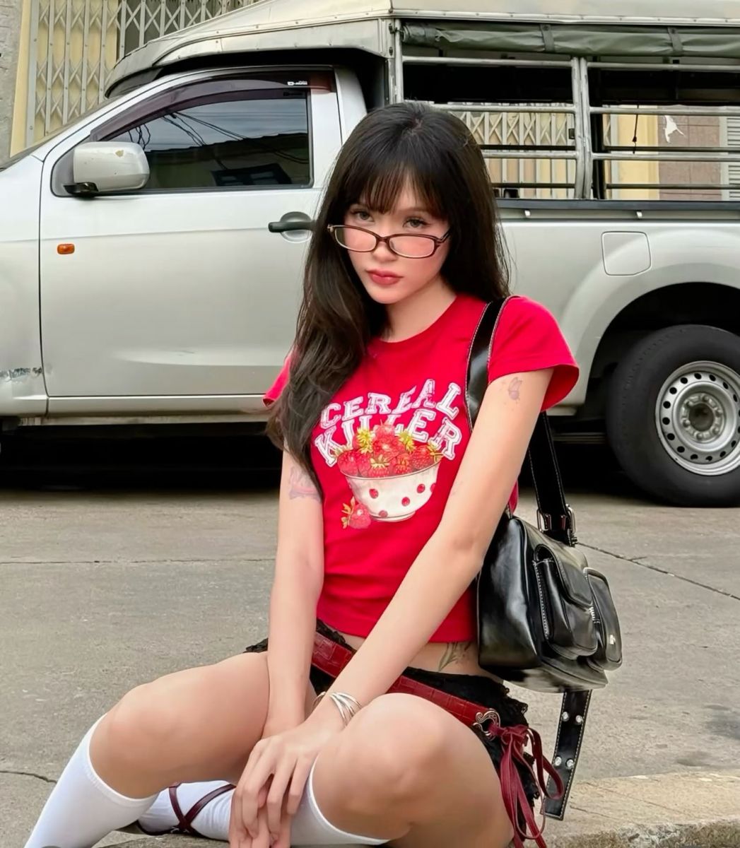 Gái xinh không mặc quần áo với áo phông 'Cereal Killer'